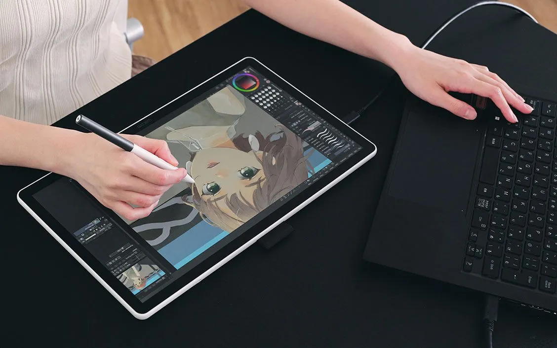 Egy személy digitálisan rajzol egy anime lányt egy táblagépen stílussal.