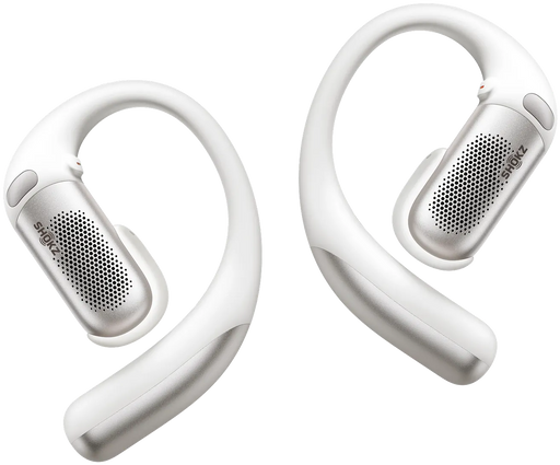 Két fehér Shokz fülhallgató ezüst díszítéssel fekete háttéren.