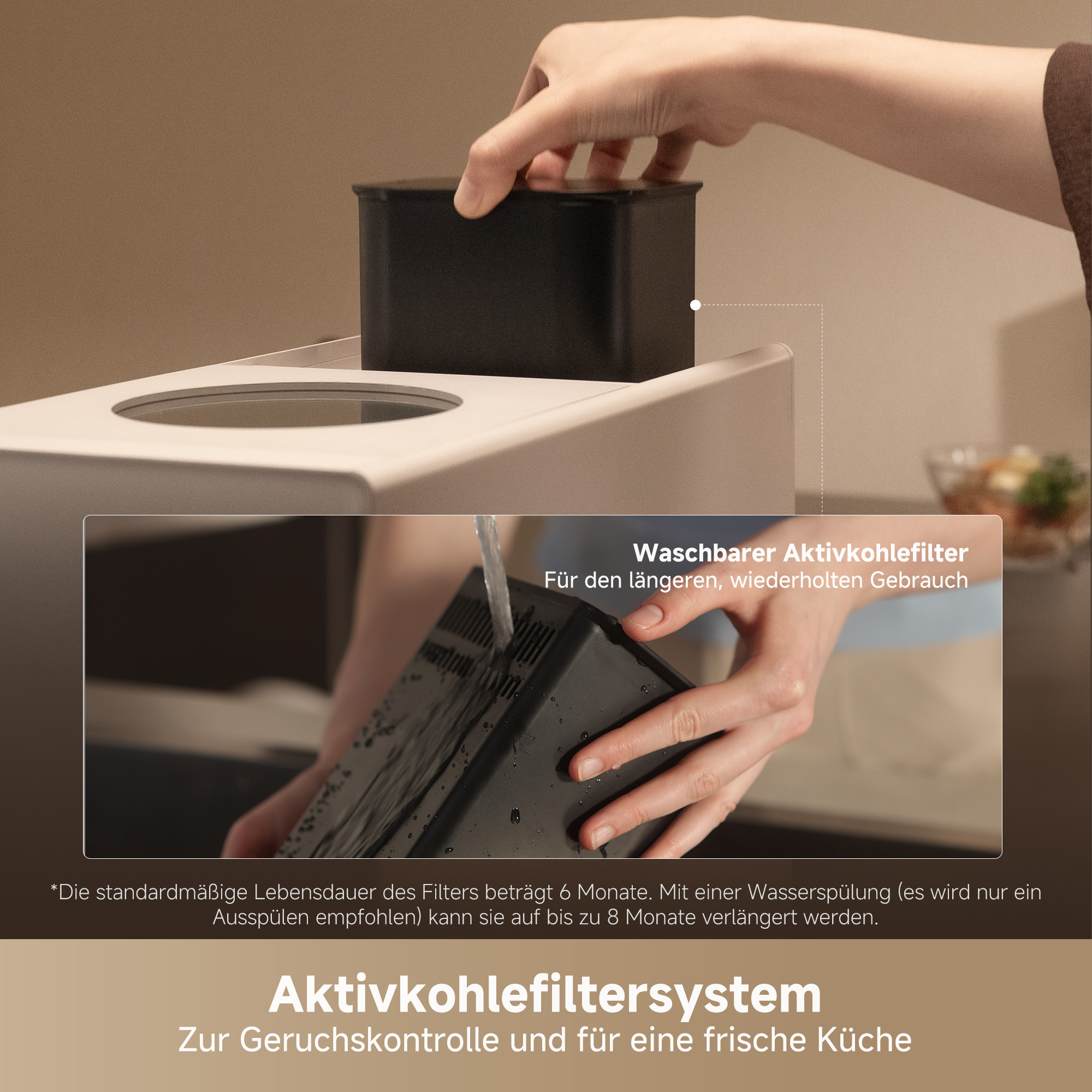Eine Hand setzt einen schwarzen Aktivkohlefilter in ein Gerät ein.