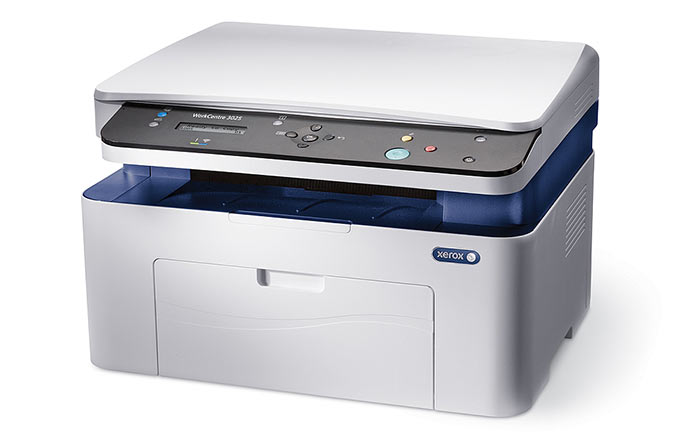 Biała drukarka Xerox WorkCentre 3025 z niebieskimi akcentami na białym tle.