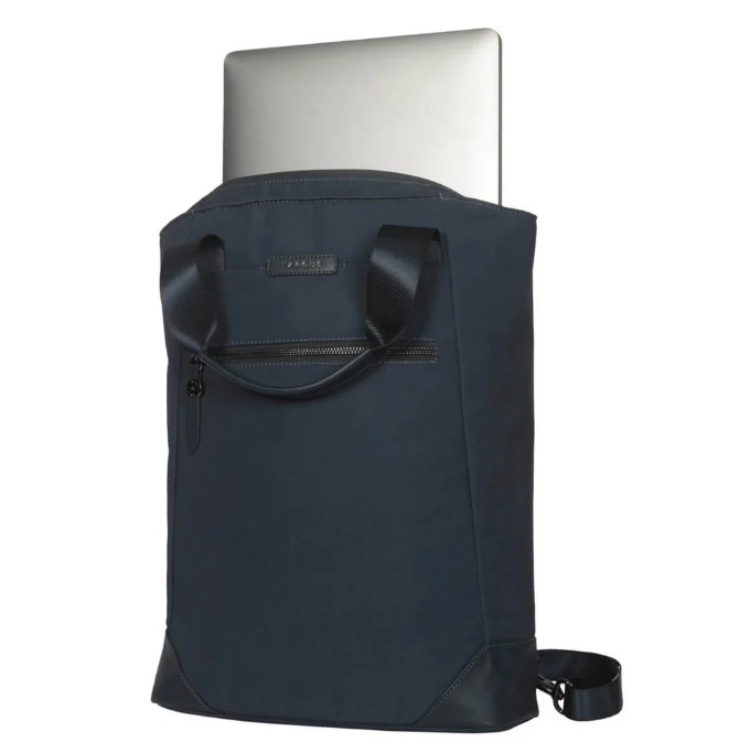 Gümüş rengi dizüstü bilgisayarlı lacivert laptop çantası, beyaz arka plan.