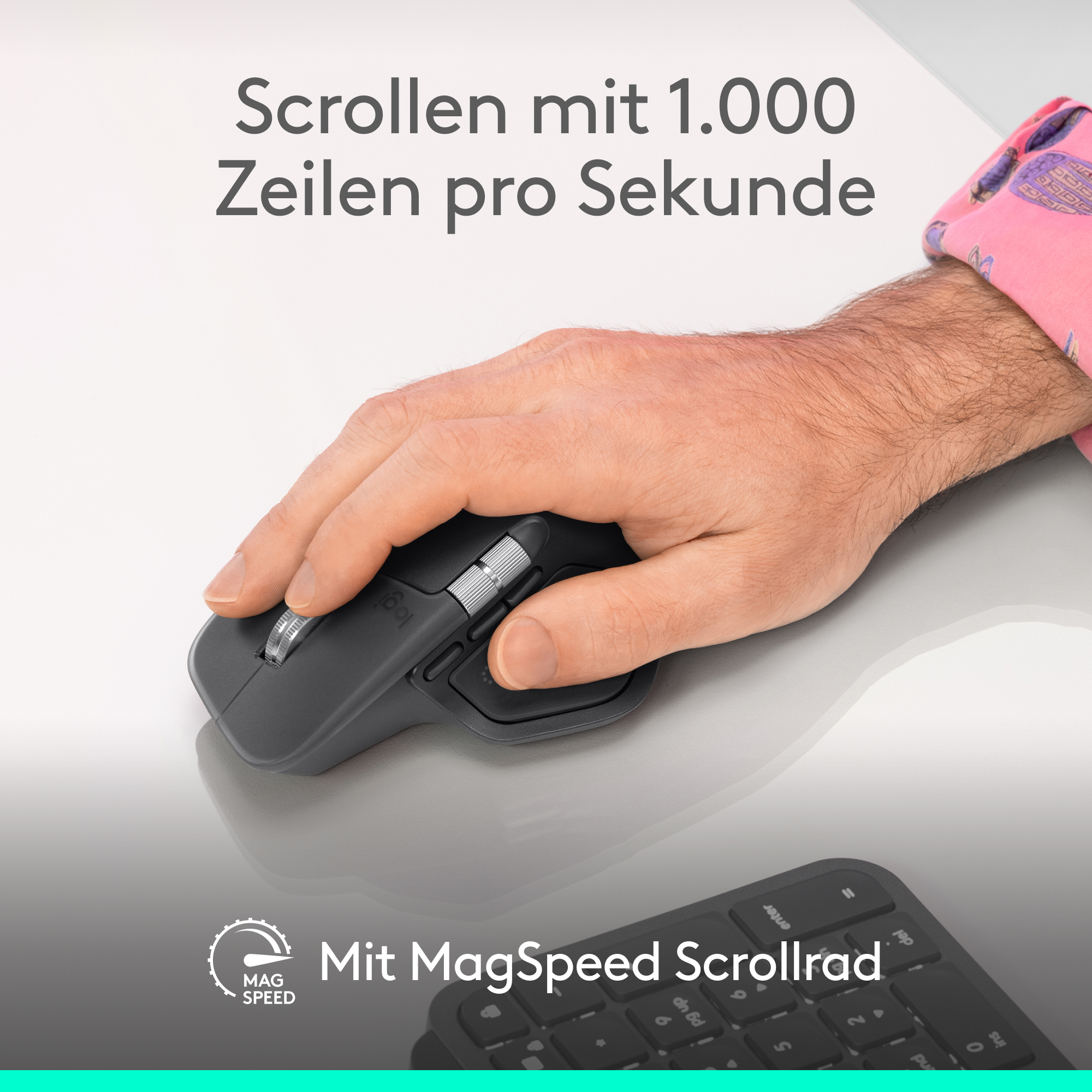 Eine Hand benutzt eine graue Logitech Maus und eine Tastatur.