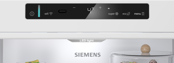 Siemens buzdolabı ekranı 4°C, WiFi, Süper, Eko ve Menü gösteriyor.