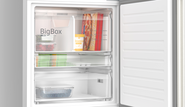 BigBox, çilek, pizza, muzlu dondurma ve dondurulmuş gıdalar içeren açık dondurucu.