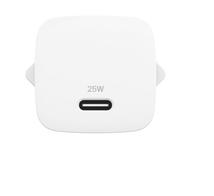 Beyaz arka plan üzerinde beyaz 25W USB-C şarj adaptörü.