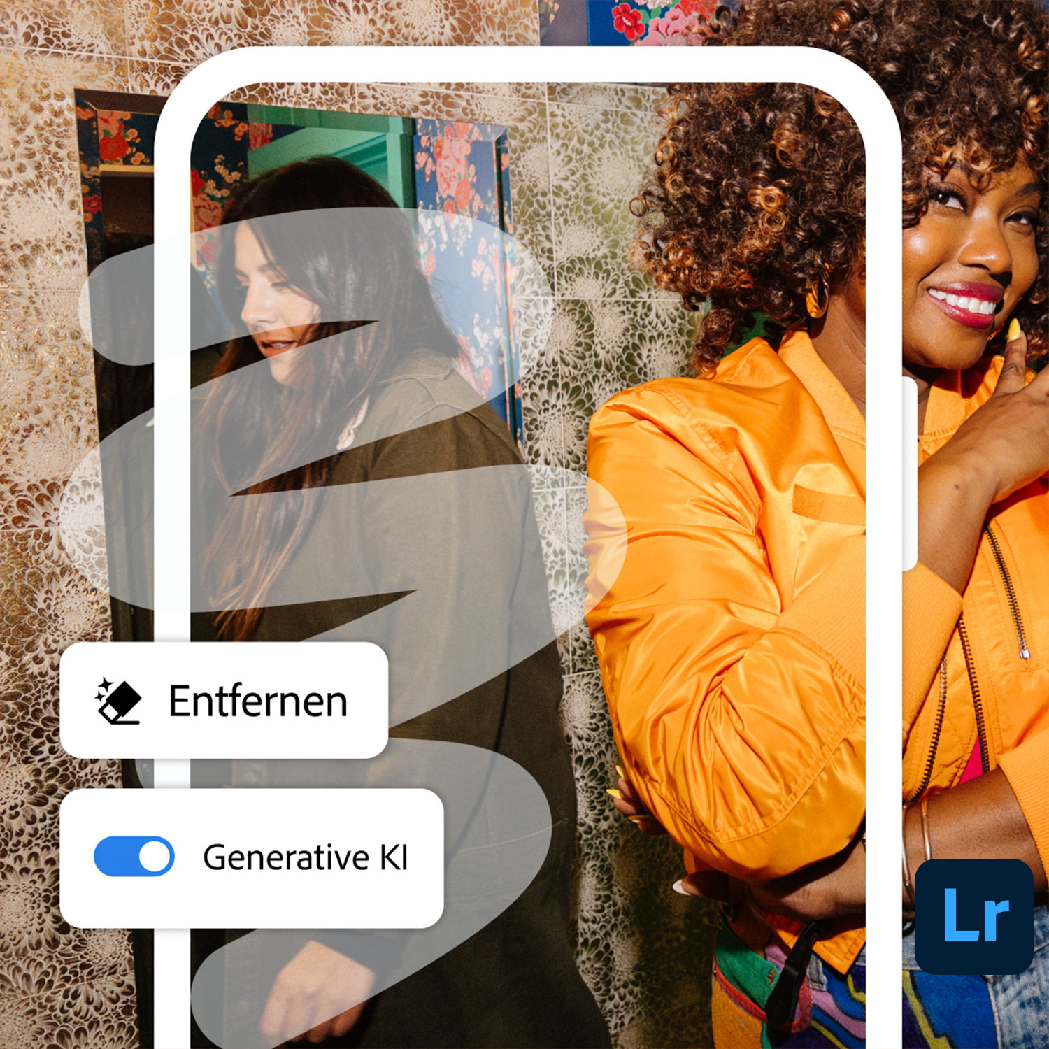 Zwei Frauen posieren vor gemusterten Wänden, eine in Orange, mit App-Steuerelementen.
