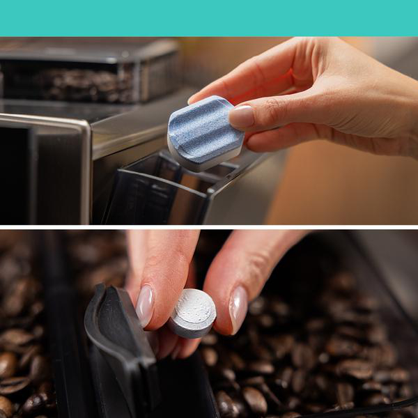 Eine Hand legt eine blaue Reinigungstablette in eine Kaffeemaschine.