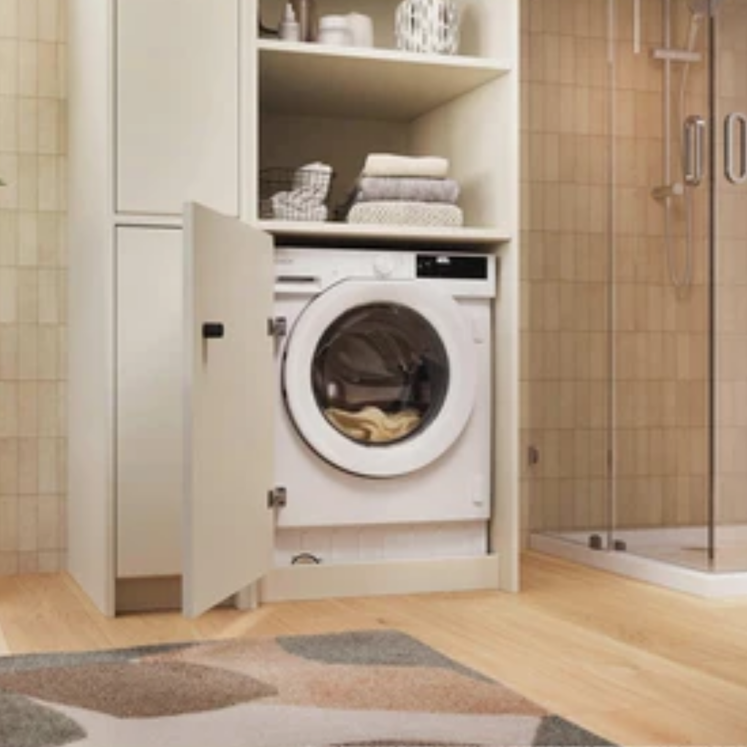 Una lavadora blanca con la puerta abierta está en un baño moderno.