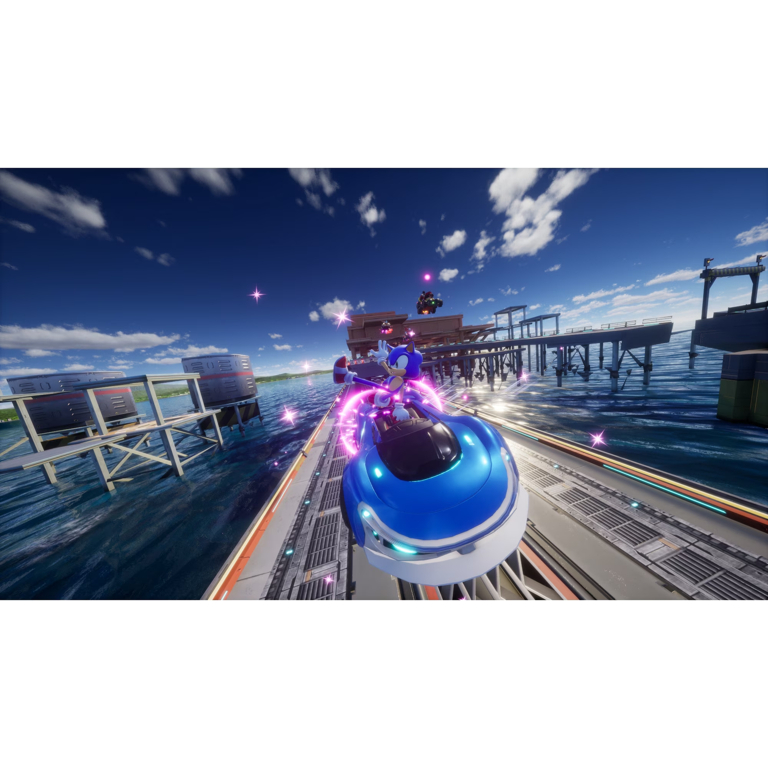 Sonic racet in een blauwe auto op een baan over het water met heldere hemel.