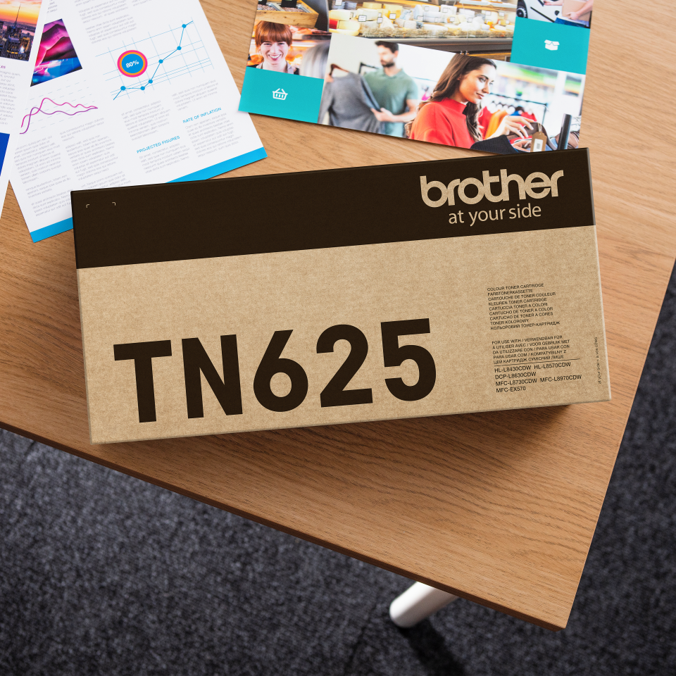 Confezione cartuccia toner Brother TN625 su tavolo di legno.