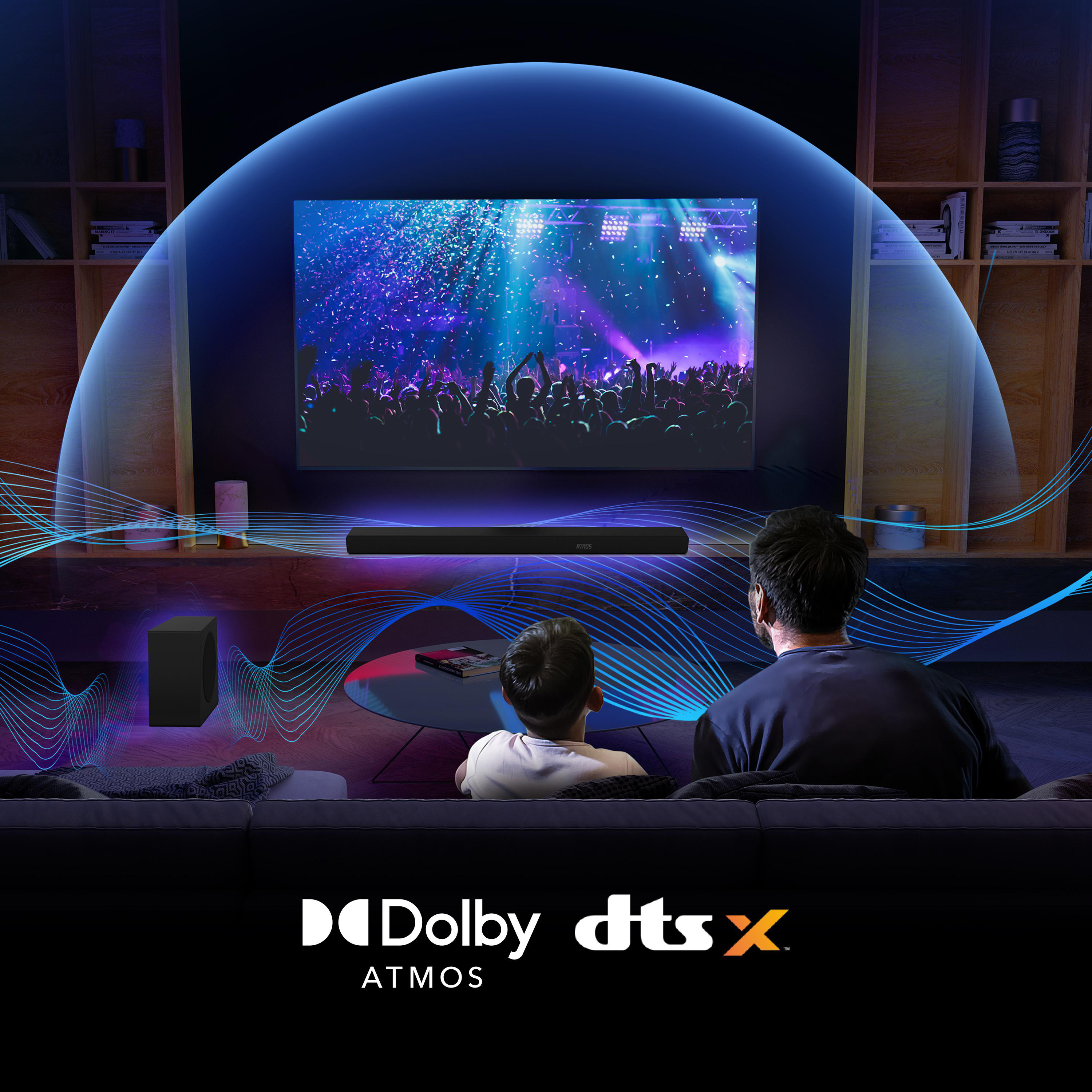 Zwei Personen sehen fern, umgeben von Soundwellen und Dolby/DTS-Logos.