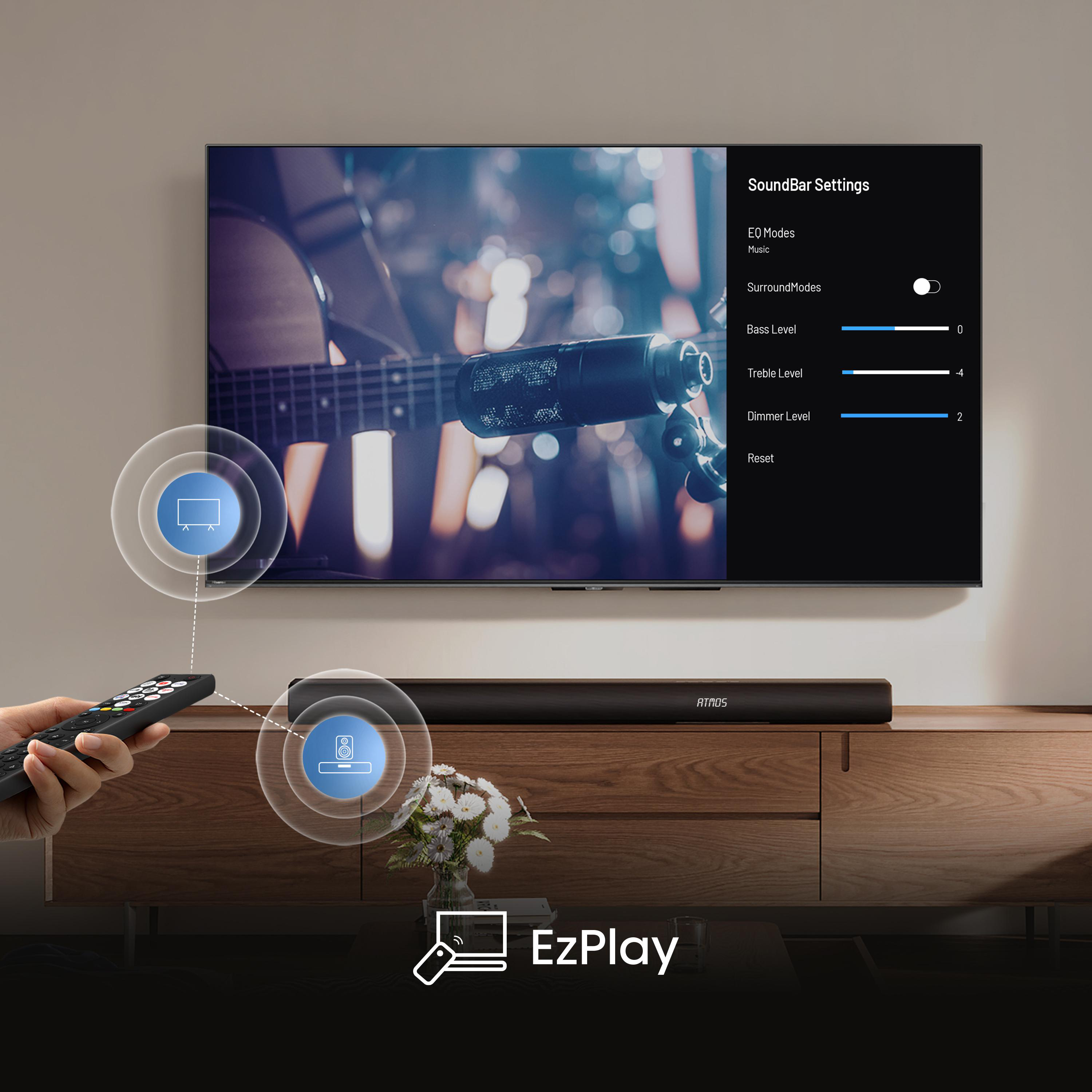 Eine Hand hält eine Fernbedienung vor einem Fernseher mit Soundbar-Einstellungen.