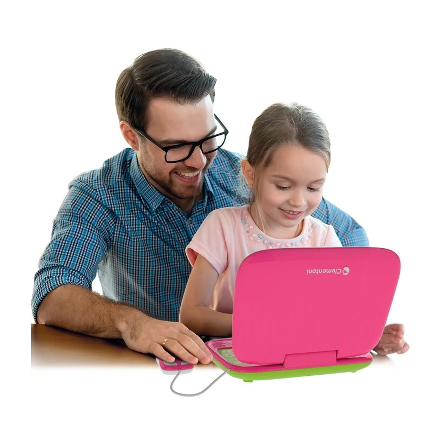 Uomo con occhiali e bambina che imparano su laptop rosa.