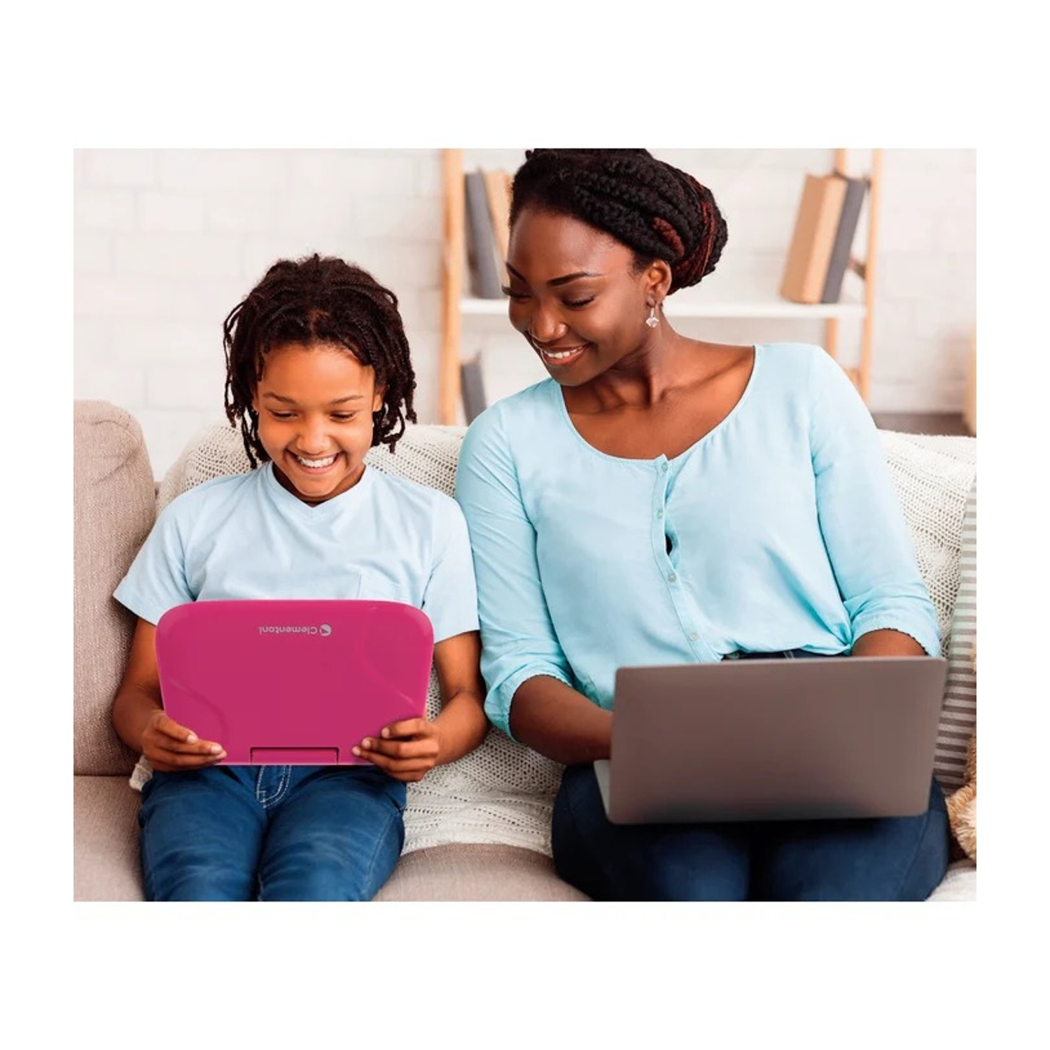 Una donna e un bambino seduti su un divano usano laptop.