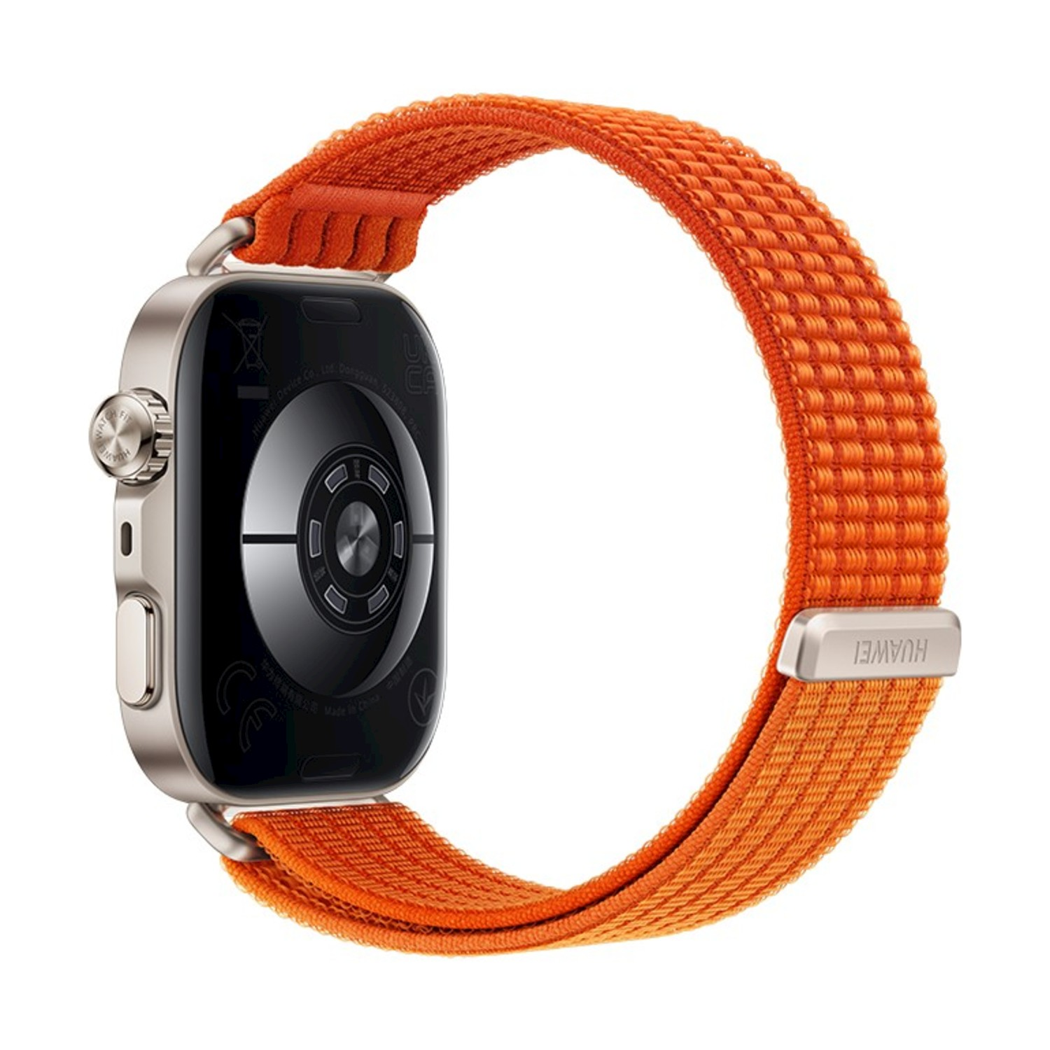 Uno smartwatch argentato con cinturino arancione brillante su sfondo bianco.