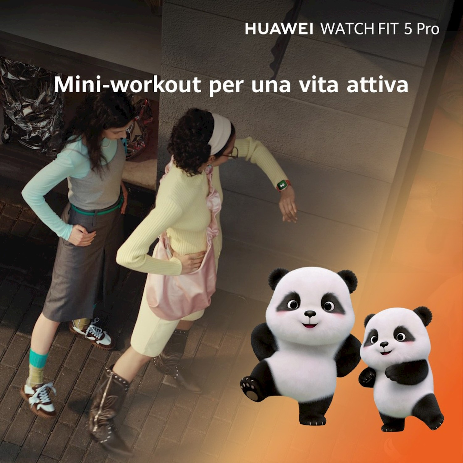 Due donne fanno un mini-allenamento, due panda in primo piano.