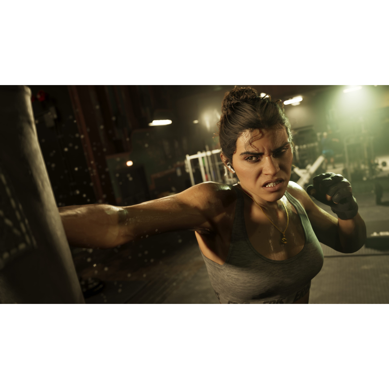 Una donna con i capelli raccolti colpisce un sacco da boxe in una palestra.