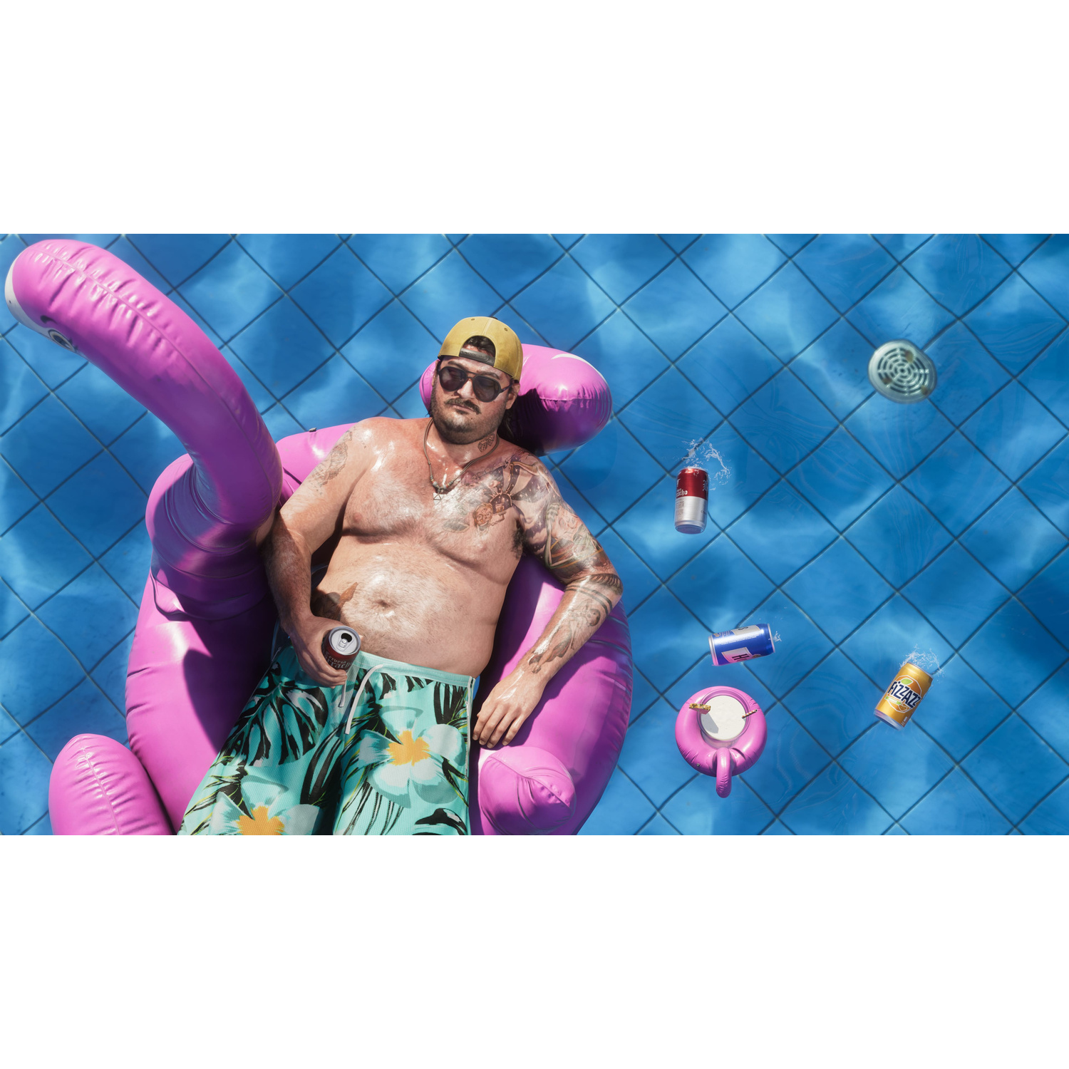 Uomo in pantaloncini hawaiani galleggia su fenicottero rosa in piscina con lattine.