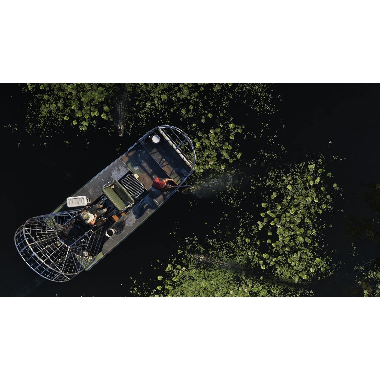 Un airboat con persone naviga in acque scure vicino a ninfee e alligatori.