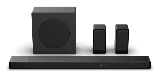 Schwarze Soundbar, Subwoofer und zwei Satellitenlautsprecher auf weißem Hintergrund.