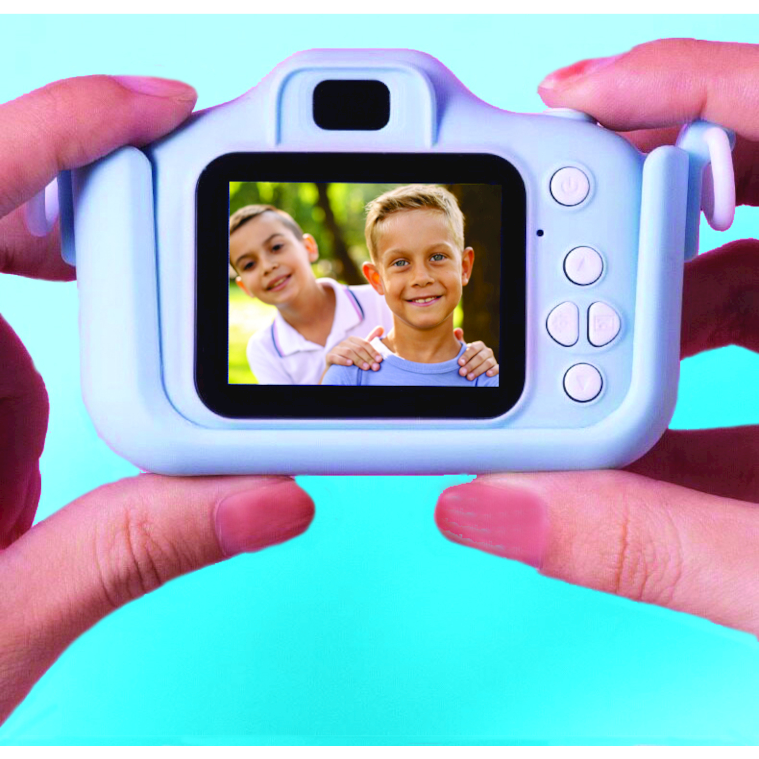 Due ragazzi sorridenti sullo schermo di una fotocamera, tenuta dalle mani.