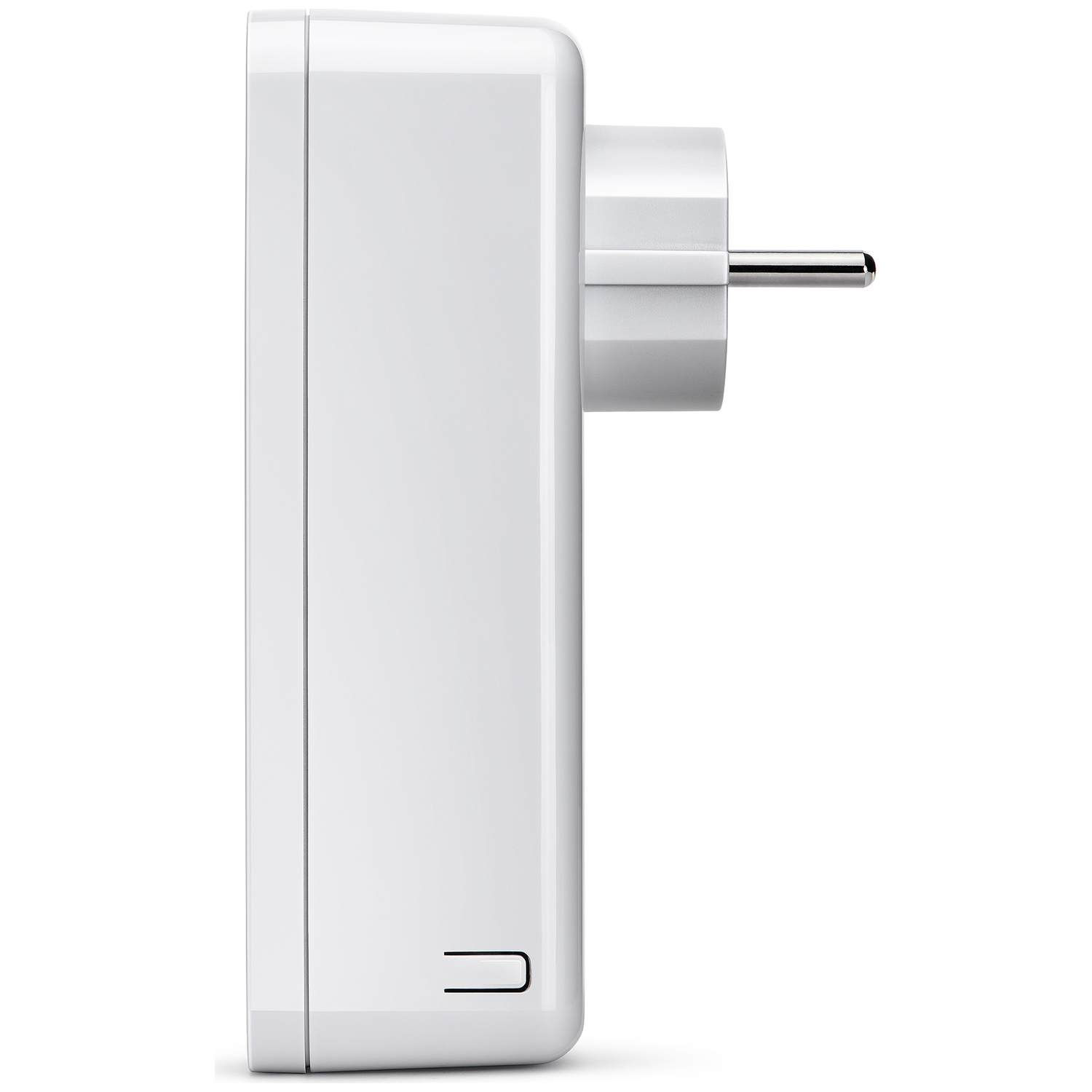 Witte stekker met metalen pen op witte achtergrond.