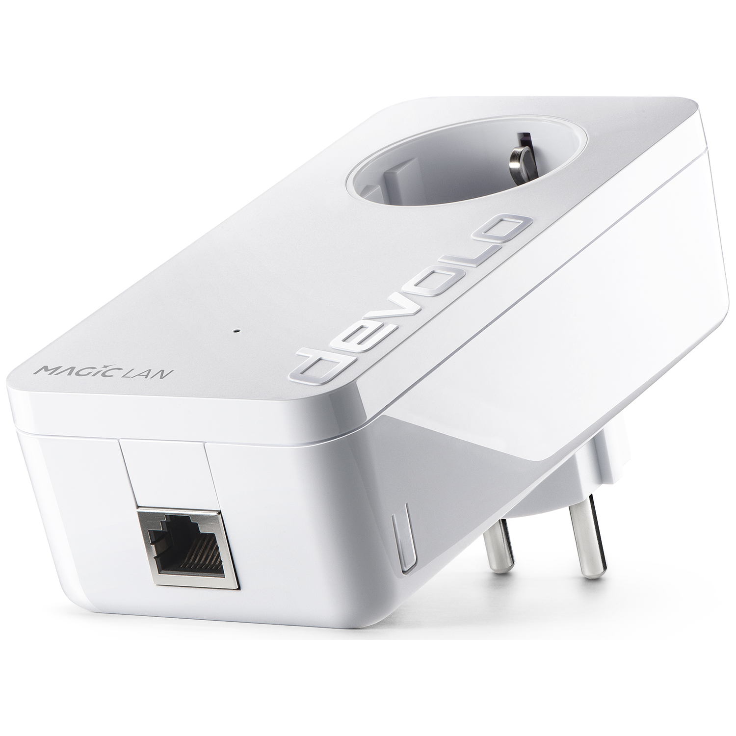 Een witte Devolo Magic LAN Powerline adapter met stopcontact en Ethernetpoort.