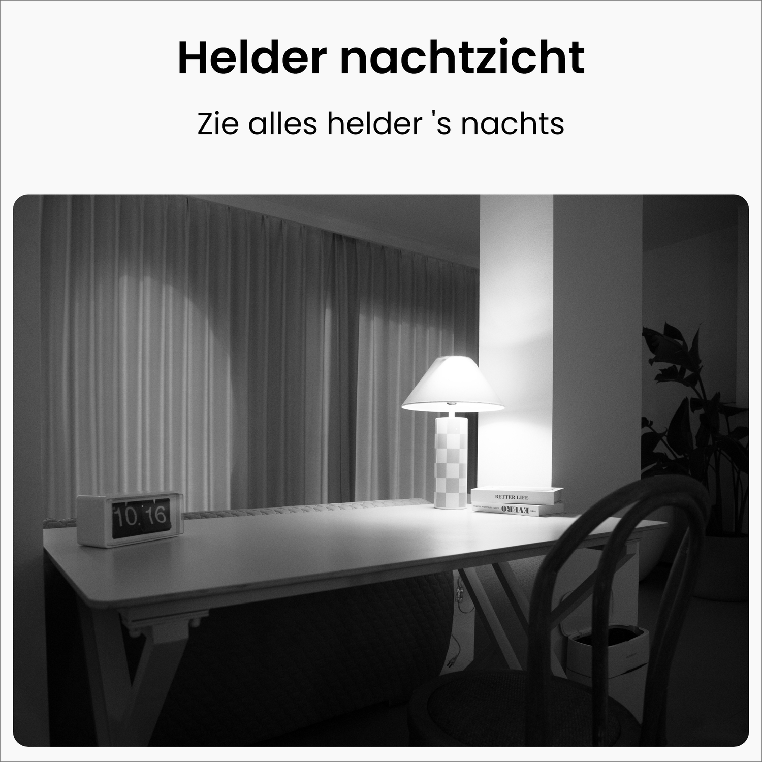 Een bureau met lamp, klok en stoel in een donkere kamer.