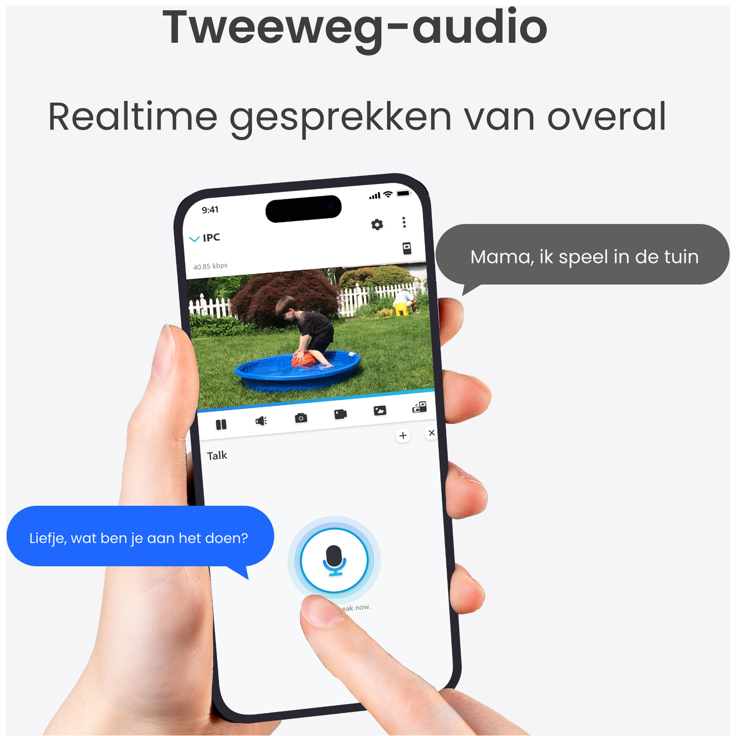 Een telefoon toont een tuin-app. Een kind speelt in de tuin. Spraakballonnen.