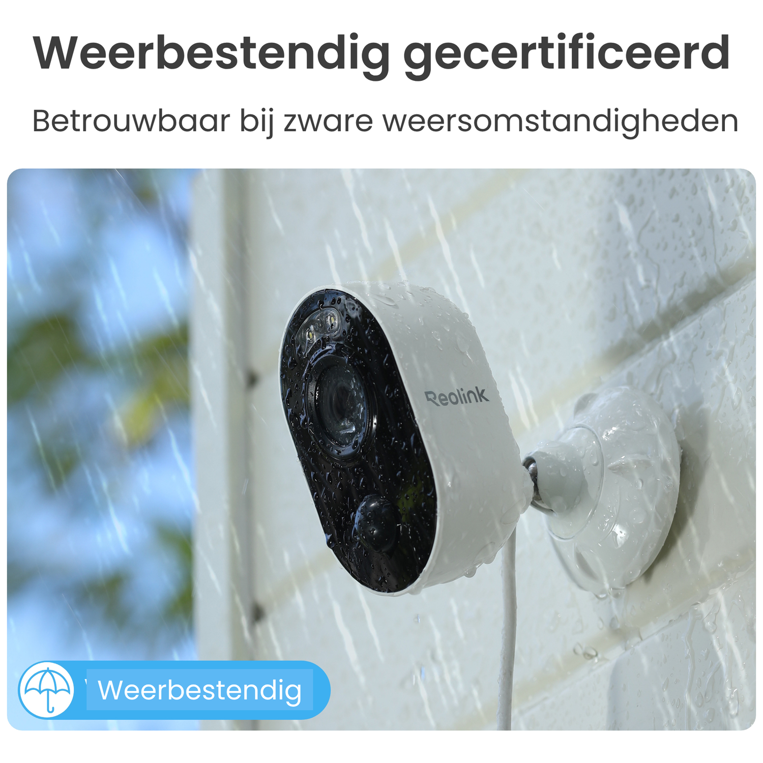 Een witte Reolink beveiligingscamera wordt getoond in de regen.
