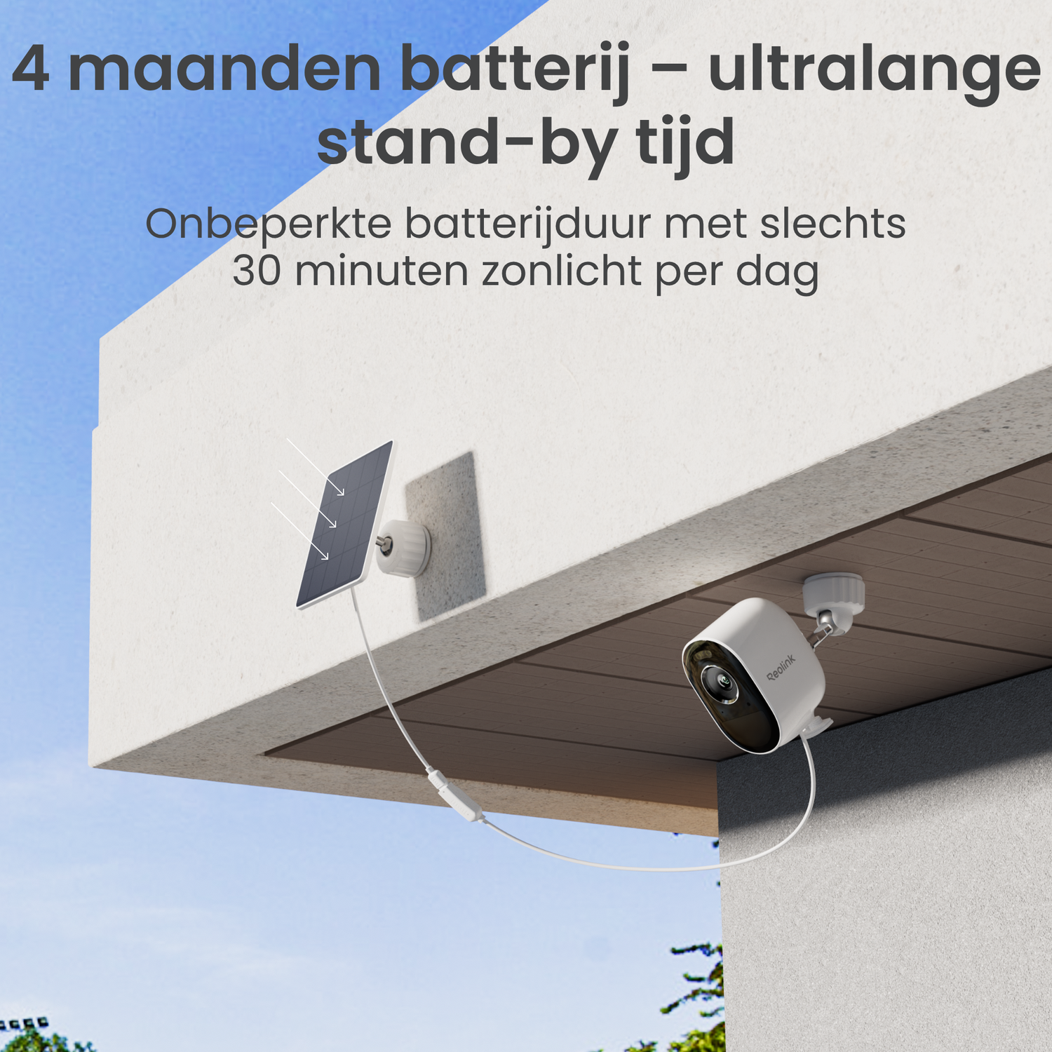 Une caméra de sécurité blanche avec panneau solaire et câble sur un mur de maison.