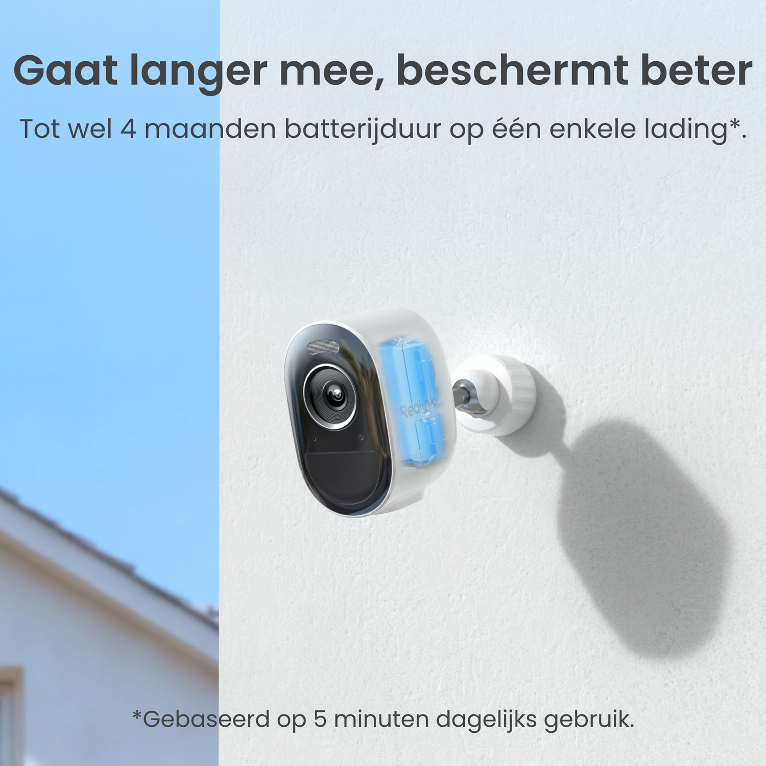 Une caméra de sécurité blanche avec sa batterie, montée sur un mur.