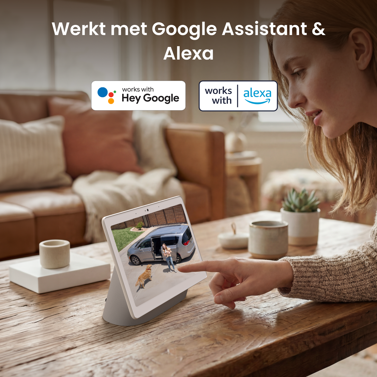 Une fille et un chien devant une voiture, contrôlés par une tablette.