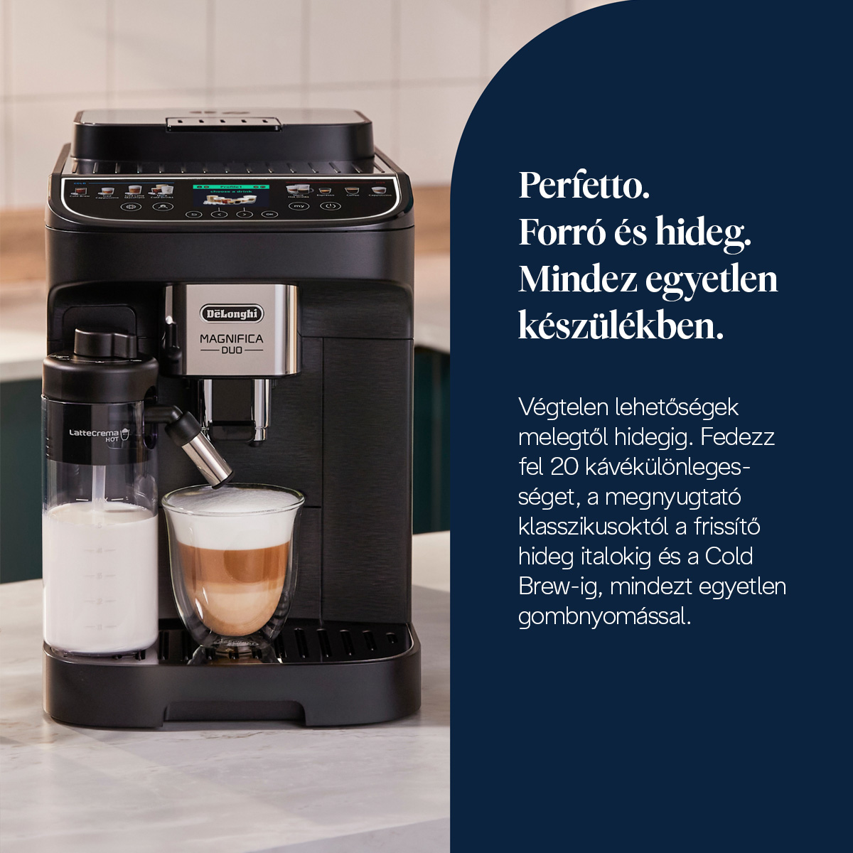 Fekete DeLonghi kávéfőző tejtartóval és pohár kávéval.