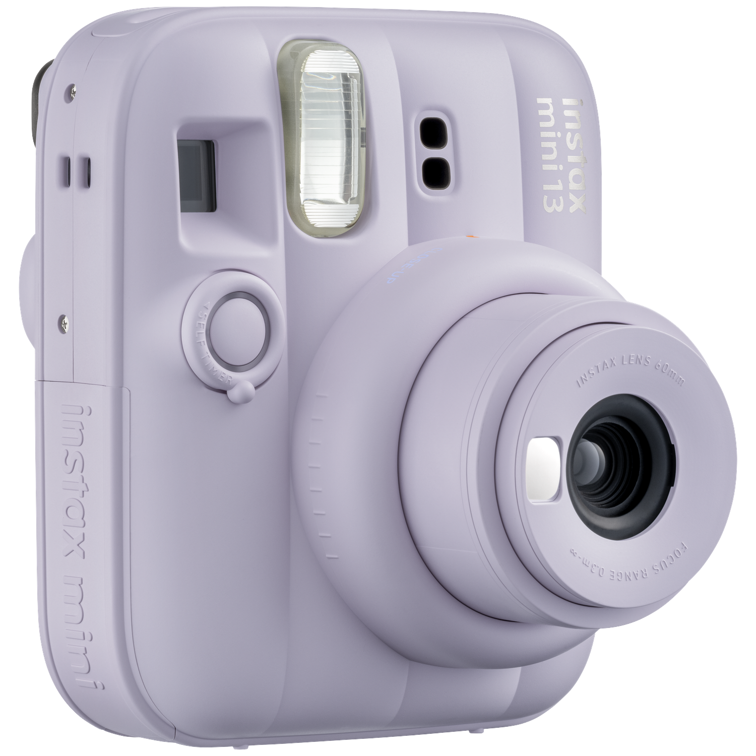 Een lavendelkleurige instantcamera met flitser en lens tegen een zwarte achtergrond.