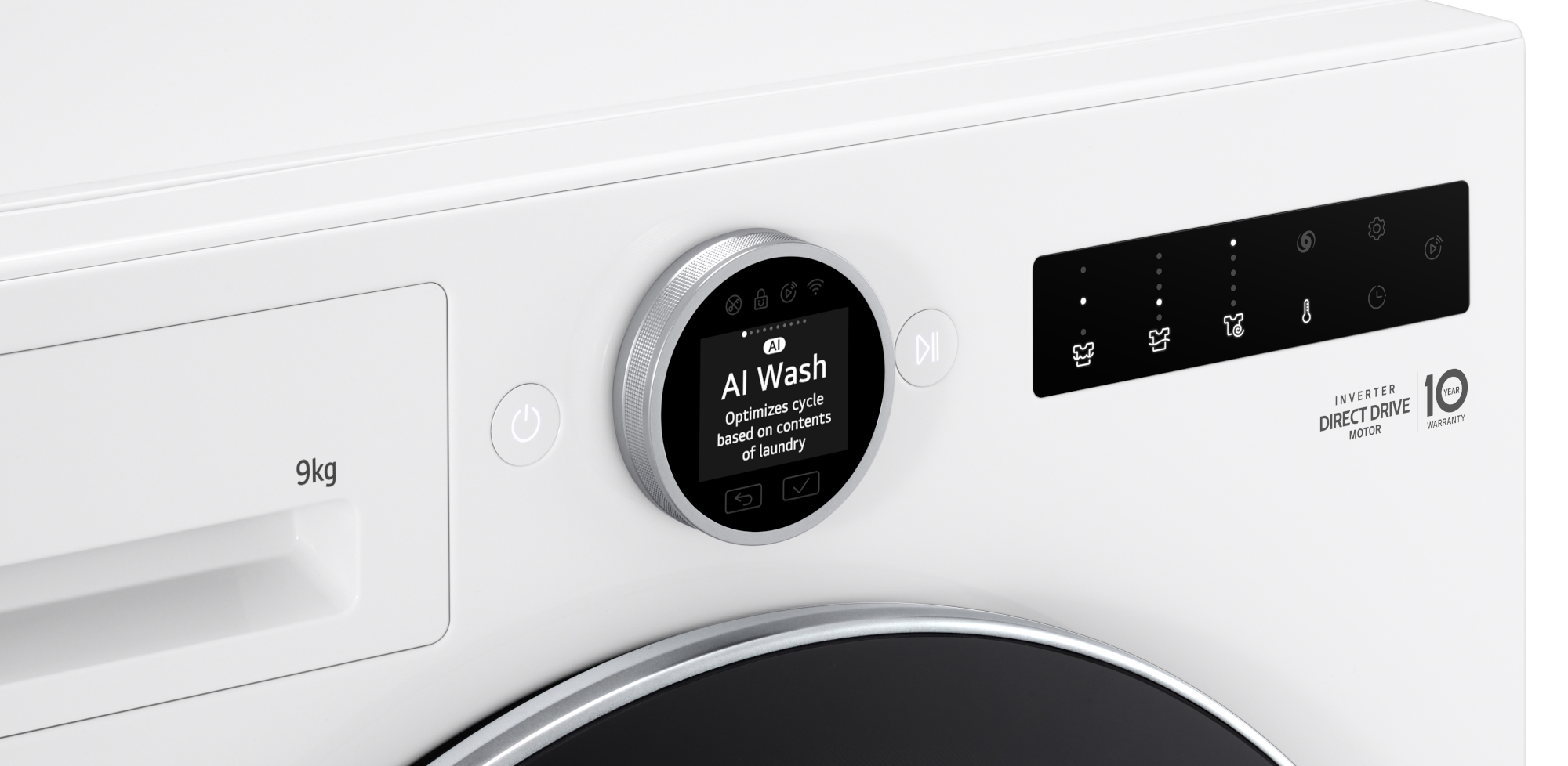 Fehér mosógép digitális kijelzővel, amelyen az „AI Wash“ látható.