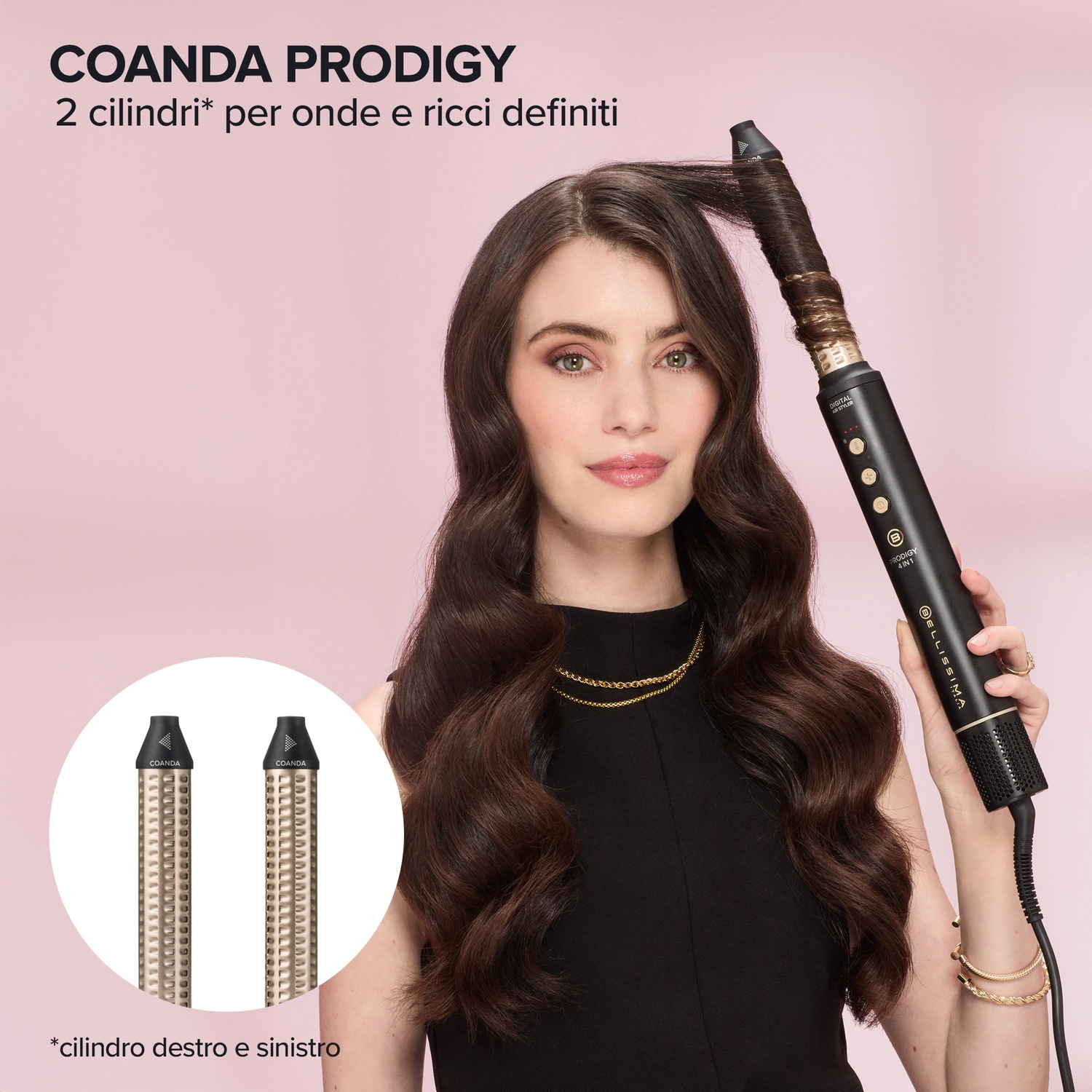 Una donna acconcia i capelli castani con un arricciacapelli nero su sfondo rosa.
