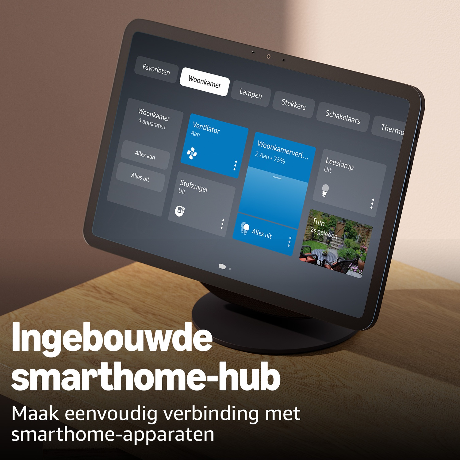 Tablet toont smarthome-bediening met kamers en apparaten zoals ventilator.