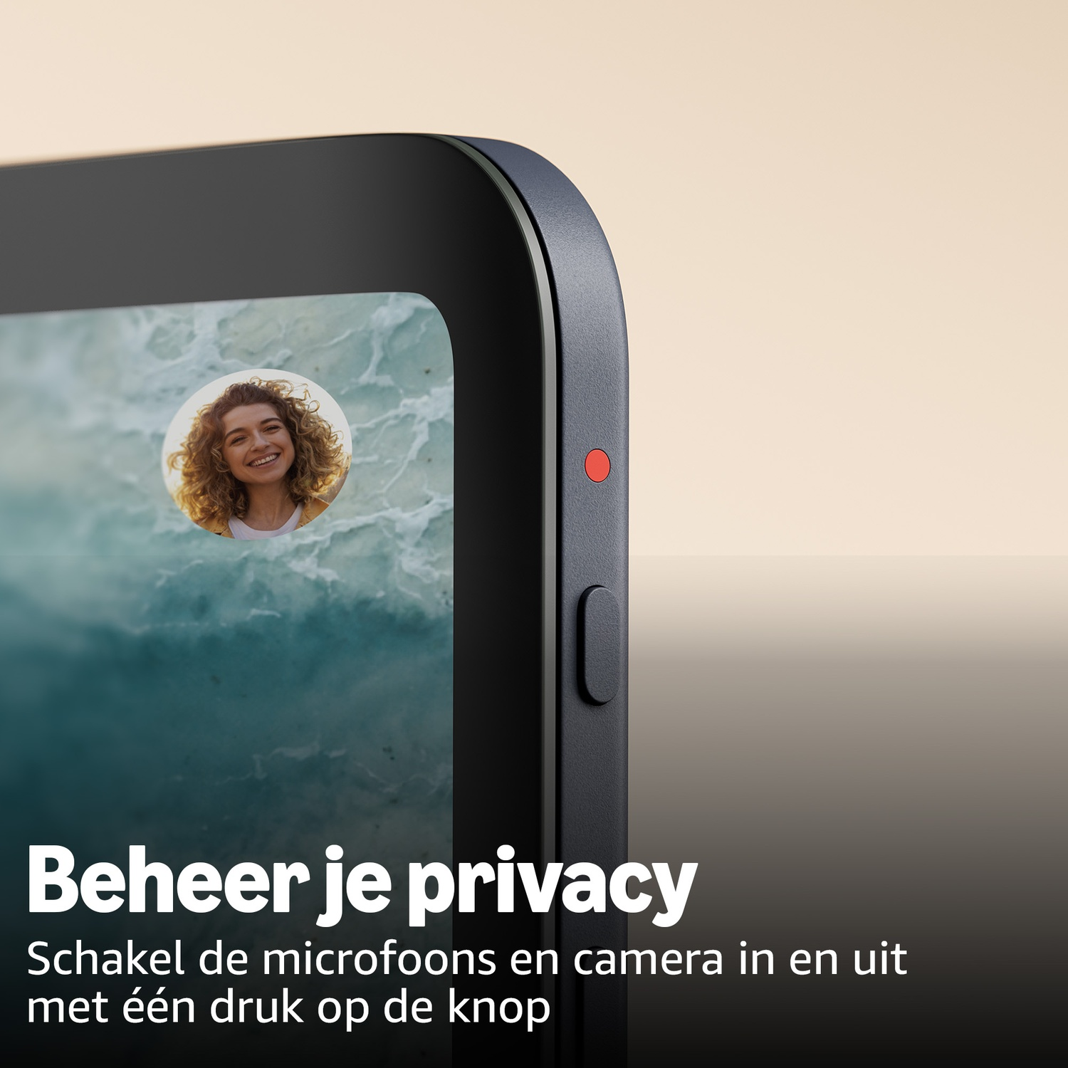 Een smartphone met foto van vrouw en rode knop. Privacybeheer.