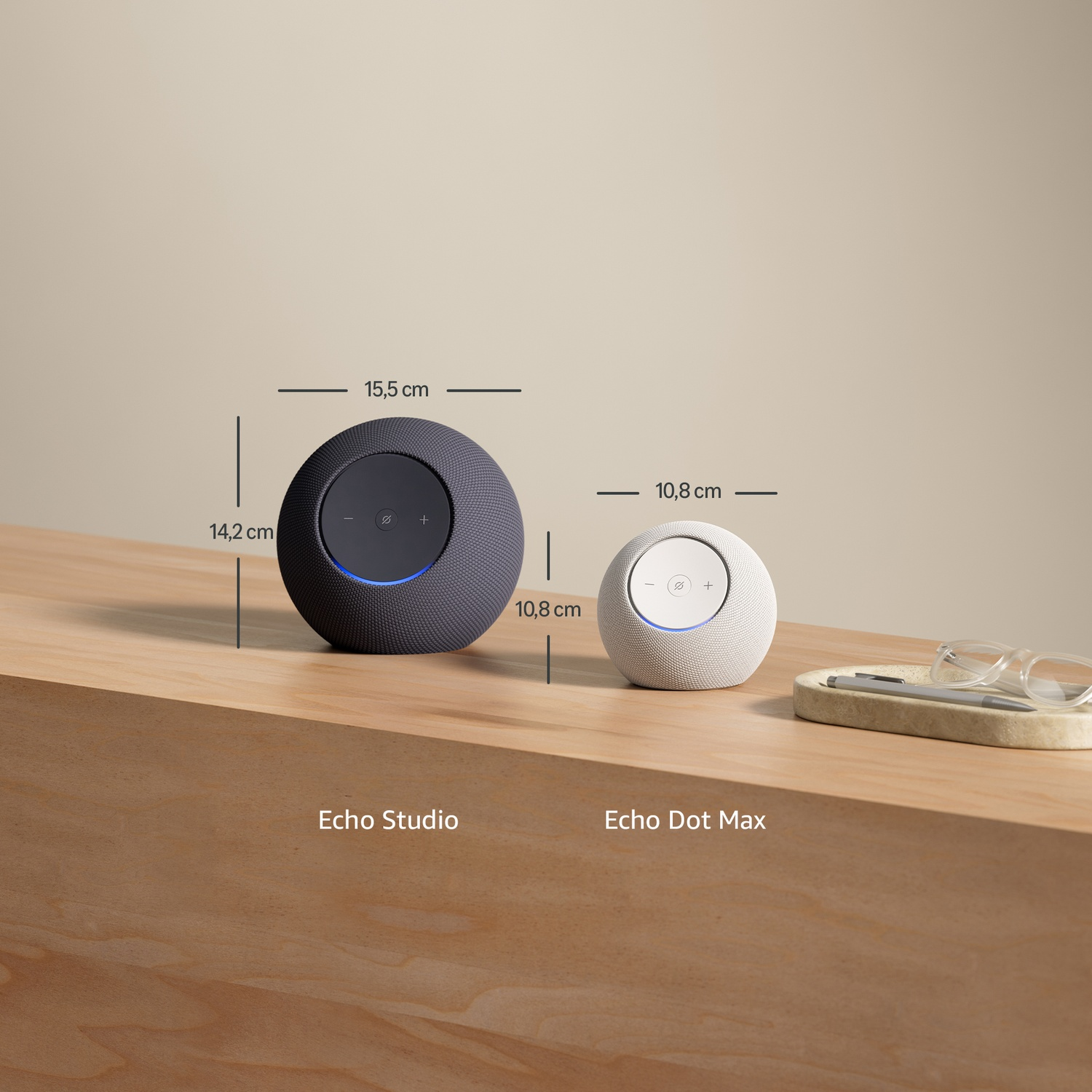 Deux enceintes intelligentes, Echo Studio et Echo Dot Max, sont présentées côte à côte.