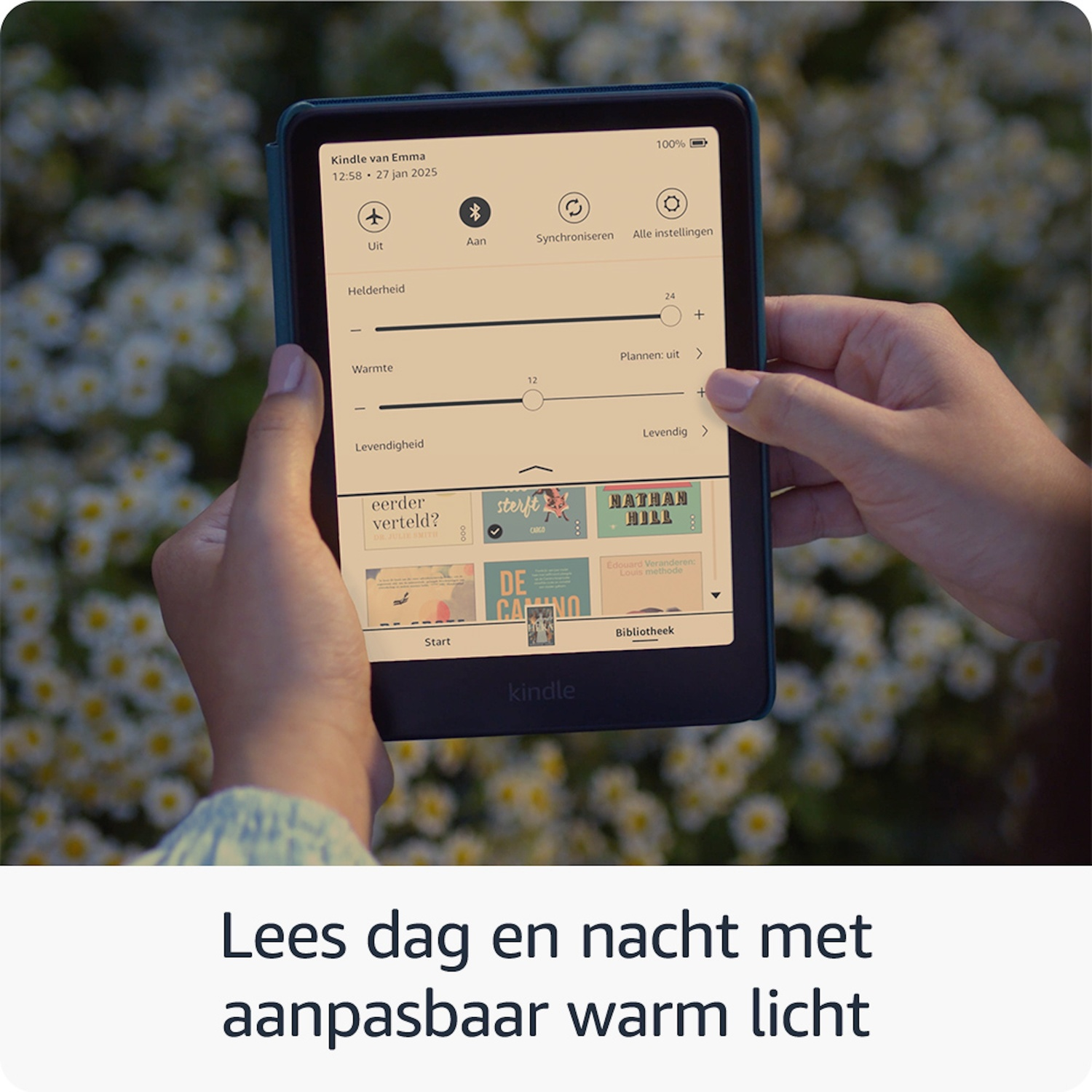 Persoon houdt een Kindle vast met instellingen voor warmte en helderheid.