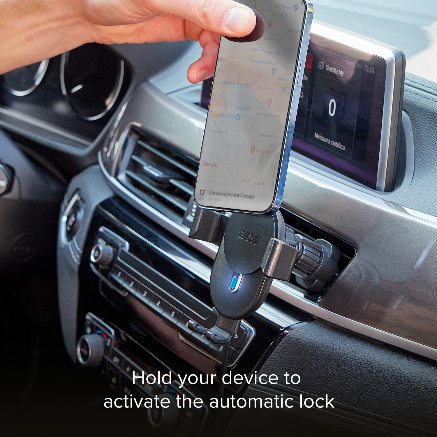 Ein Mann hält ein Smartphone in einer Autohalterung, das Navigations-App zeigt.