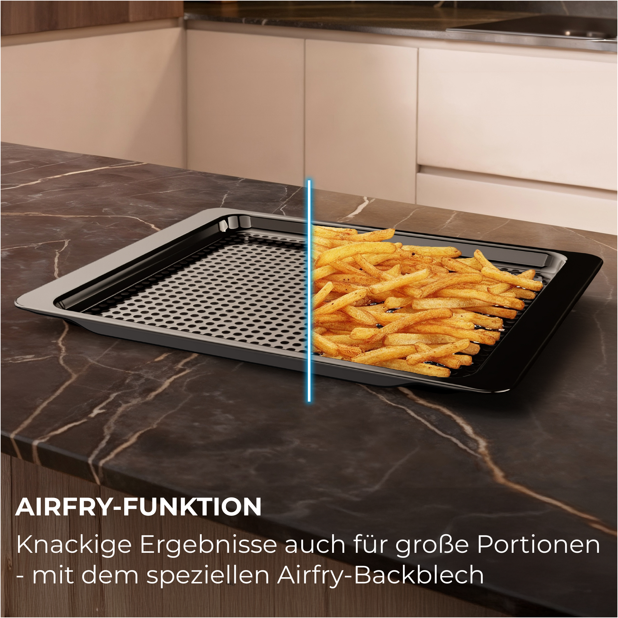 Ein Airfry-Blech mit Pommes und ein leeres, gelochtes Blech.