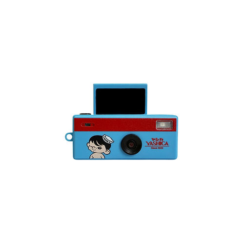 Kırmızı şeritli mavi kamera, çocuk resmi ve Yashica logosu.