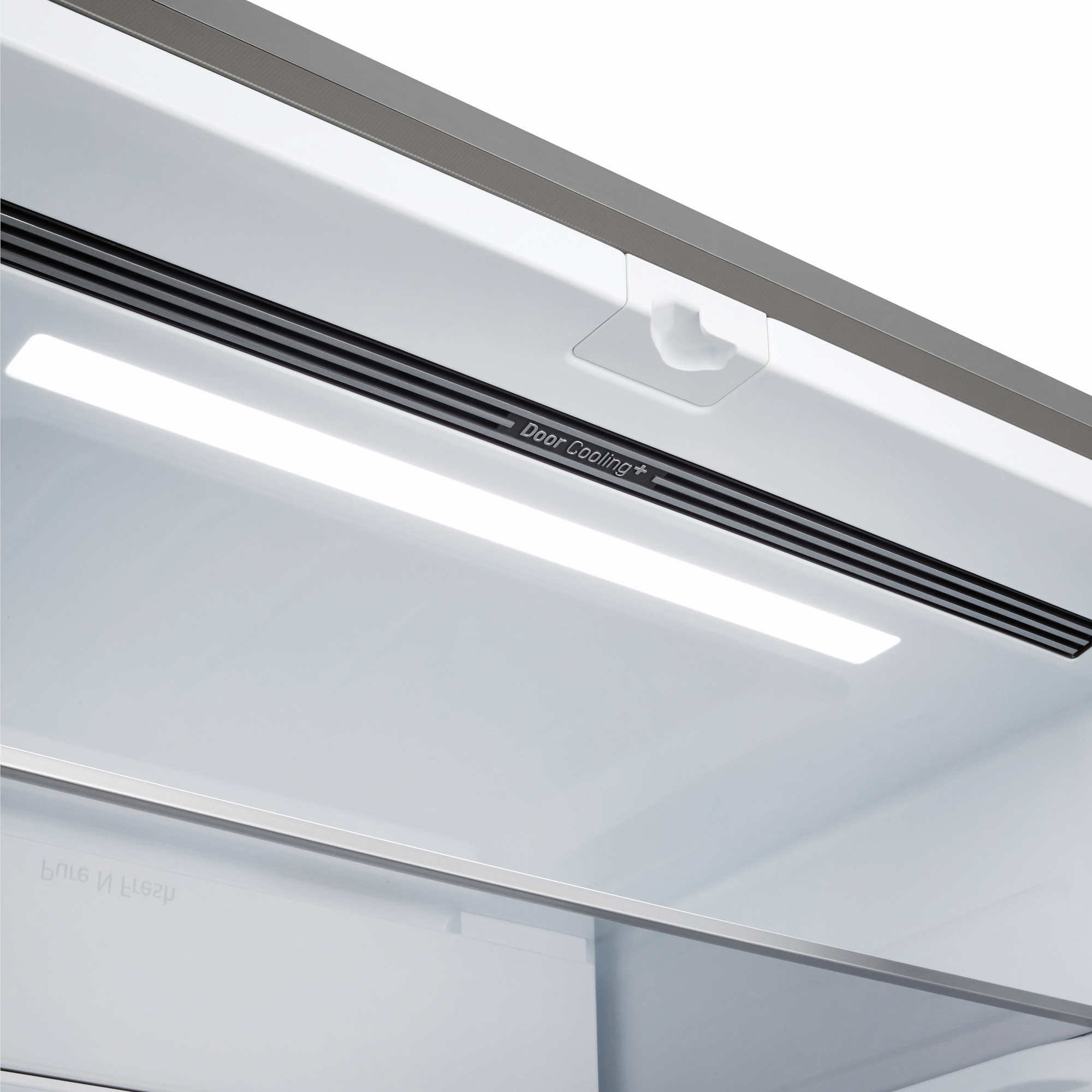 Hűtő belső világítással és "Door Cooling+" felirattal.