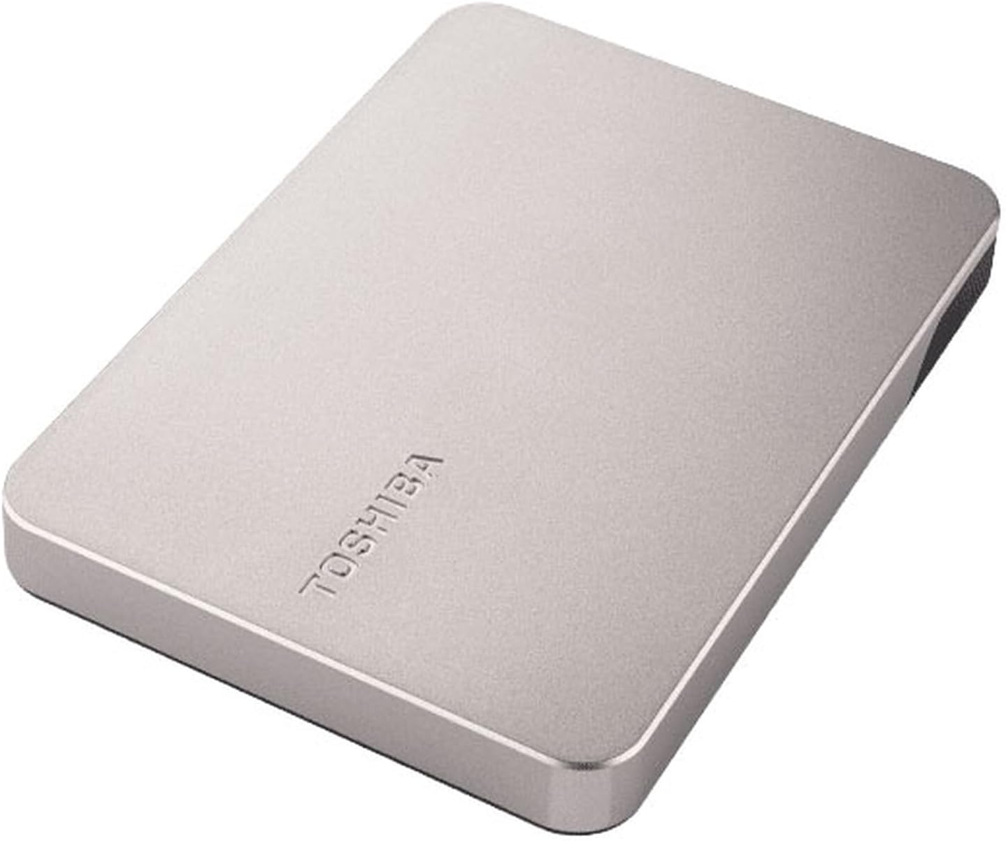 Gümüş Toshiba harici sabit disk beyaz zeminde duruyor.