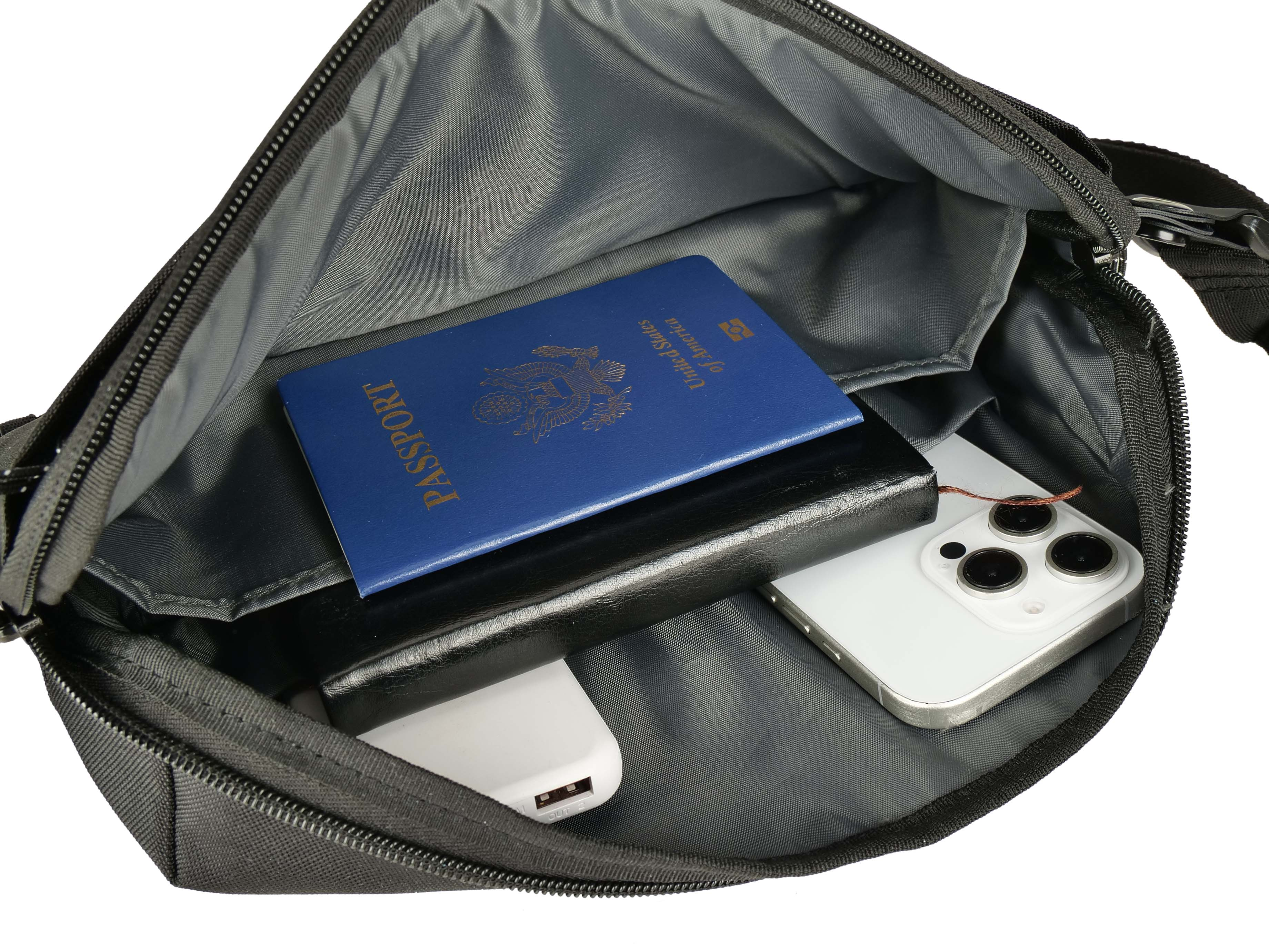 Ein schwarzer Rucksack mit einem blauen Reisepass, schwarzem Notizbuch und Smartphone.