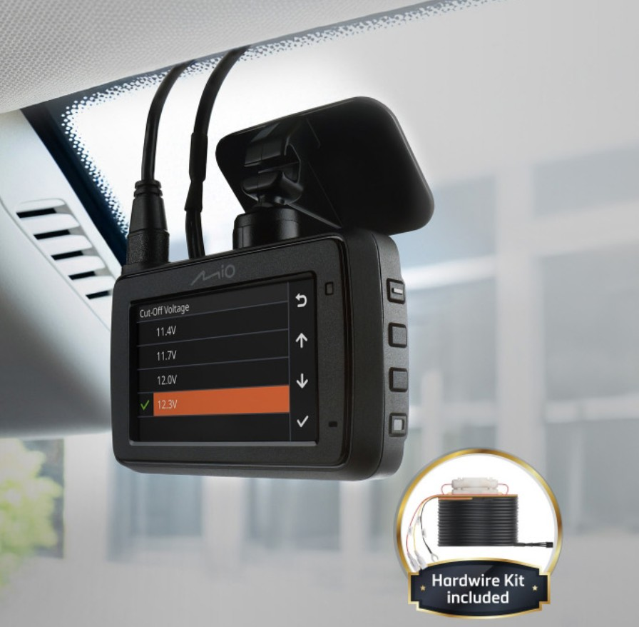 Czarna kamera samochodowa z ekranem pokazującym ustawienia napięcia jest zamontowana w samochodzie.