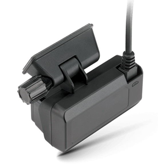 Czarna kamera samochodowa jest ustawiona pod kątem na białym tle, z kablem USB podłączonym do jej prawej strony.