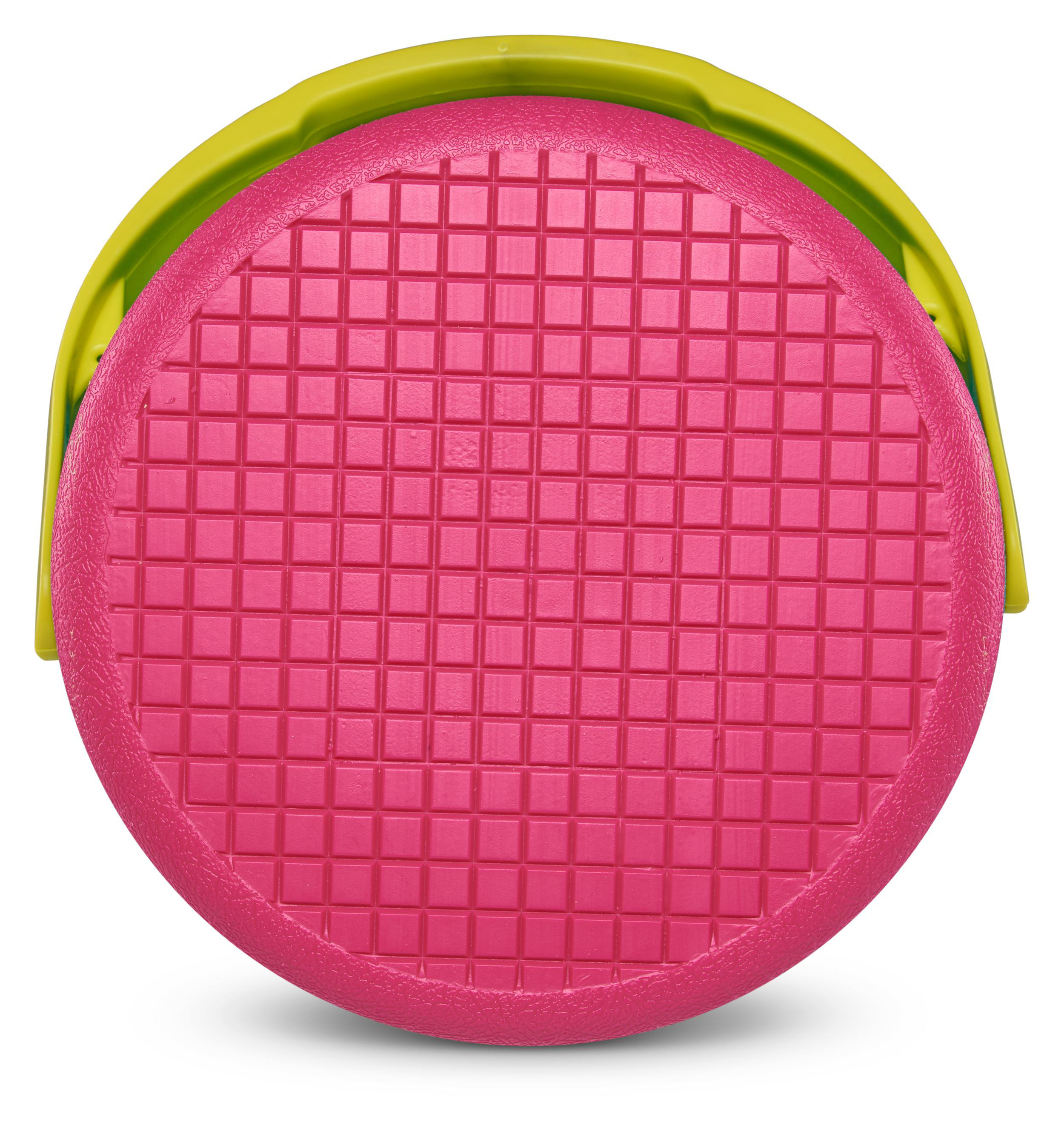 Ein pinker Eimerboden mit kariertem Muster und einem gelben Griff.